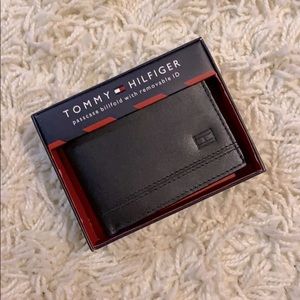 Tommy Hilfiger passcase/ wallet